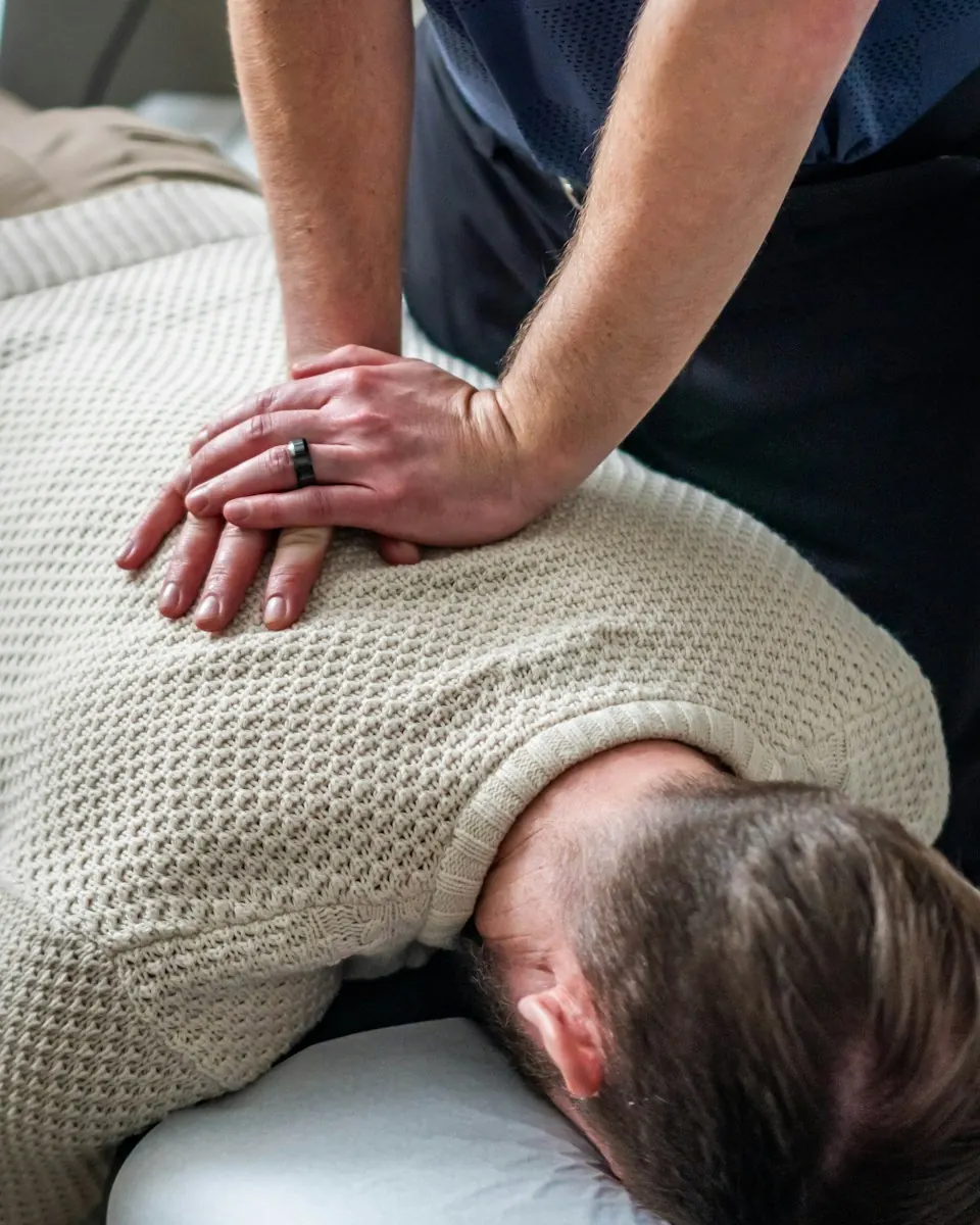 Sesión de fisioterapia manual en Arrel